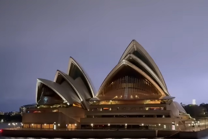 O fenômeno provocou ventos acima de 100 km/h, chuvas intensas e queda de árvores, além de deixar mais de 35 mil propriedades sem energia em Nova Gales do Sul.
