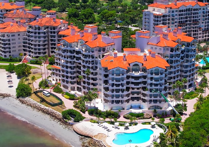 De acordo com o censo de 2020 nos EUA, as 561 pessoas que moram lá têm a renda per capita mais alta de qualquer outro código postal do país: cerca de US$ 2,2 milhões!