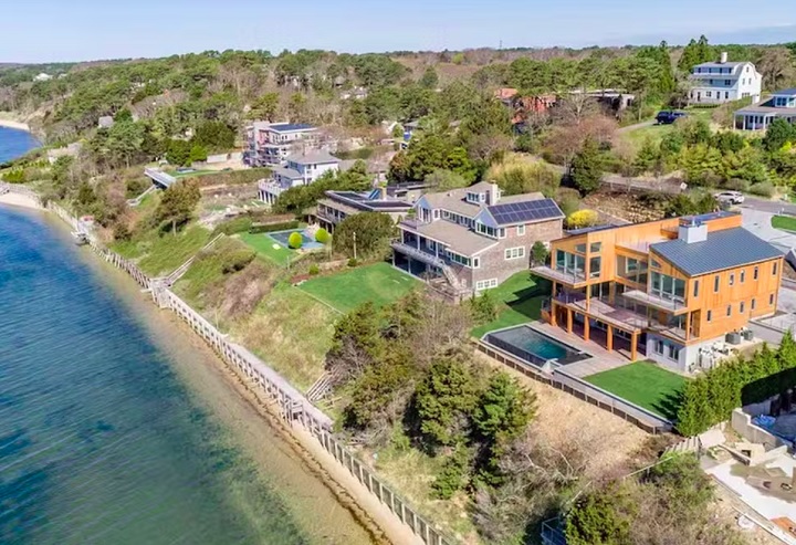 The Hamptons, EUA: Localizado em Long Island, Nova York, esse lugar é conhecido por ser repleto de mansões, praias espaçosas e vida noturna luxuosa. 