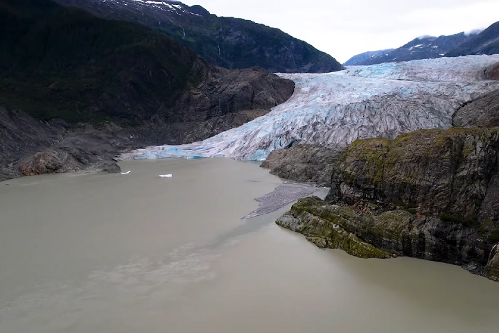 O Serviço Geológico dos Estados Unidos (USGS) monitora a área com sensores e câmeras, prevendo que o glaciar pode continuar funcionando como barragem natural de 25 a 60 anos.