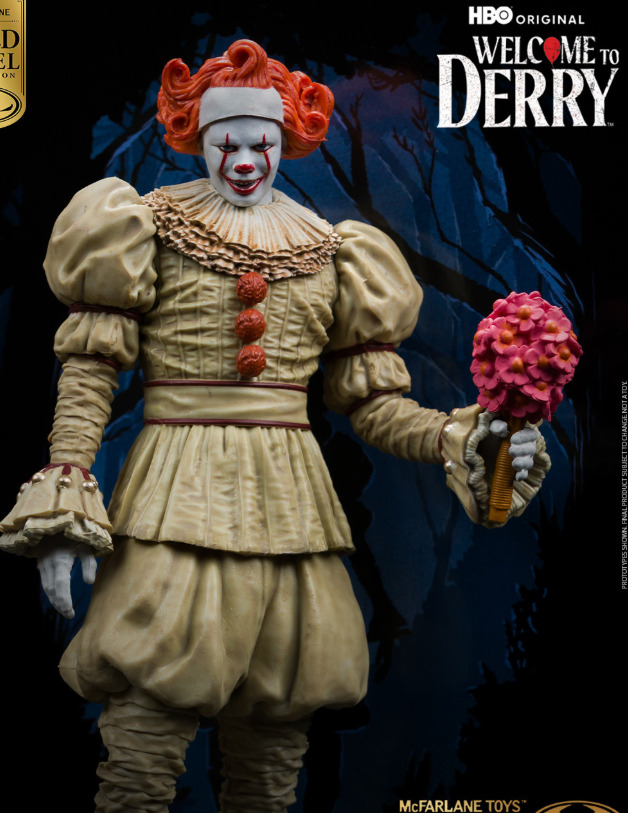 Essa nova versão apresenta uma roupa de palhaço mais chamativa e um capacete mal ajustado.