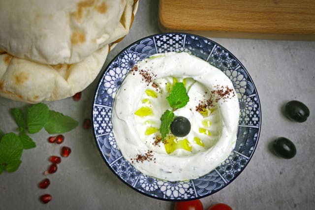 Labneh (Líbano e Síria) – Iogurte coado e denso, servido como patê com azeite e ervas, de sabor levemente azedo e textura cremosa.
