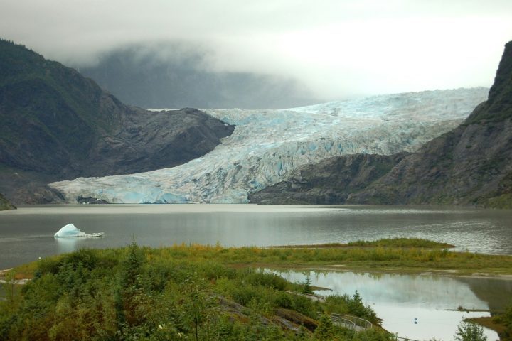 No início de agosto, a capital do Alasca, Juneau, enfrentou uma emergência após o rompimento de uma barragem natural formada pelo glaciar Mendenhall.