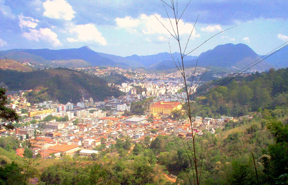 Nova Friburgo (RJ) – Cercada por montanhas, a cidade recebe muitas chuvas orográficas. Isso mantém suas fontes de água, mas o risco de deslizamentos é alto.