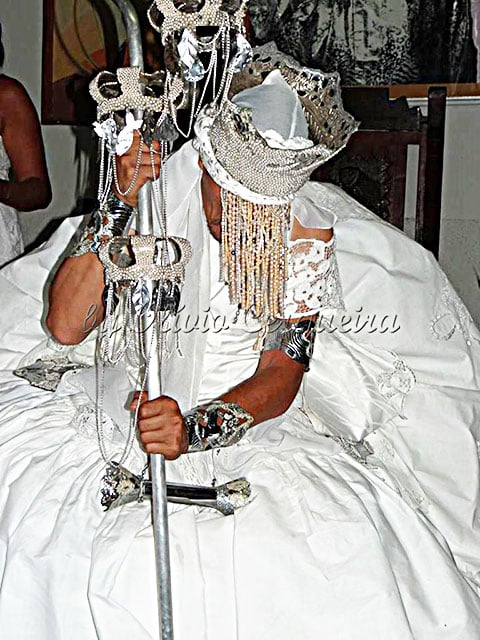 Oxalá é o pai, que espalha a fé pelo mundo. Representado como Oxaguiã (jovem) e Oxulafã (velho). Usa um oparoxó (cajado com adornos). Seu elemento é o ar. Recebe, entre outras oferendas, velas brancas, xinxim de galinha, peixes de água doce. 