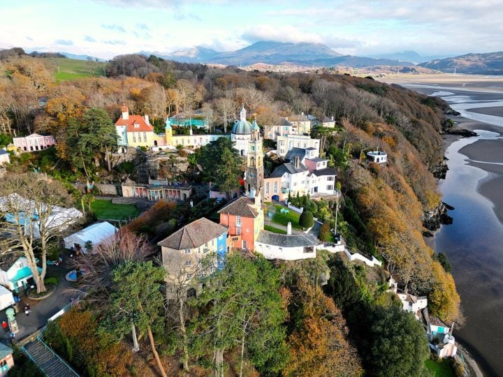 Portmeirion é conhecido por sua arquitetura única e seus jardins suntuosos. Lá, os visitantes encontram várias opções de lugares para ficar, além de restaurantes e lojas.