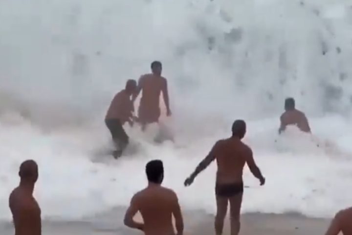 As imagens que viralizaram nas redes sociais mostram algumas pessoas se divertindo no local quando de repente um volume gigantesco de água se aproxima, causando pânico em quem estava no local. Por sorte, ninguém ficou ferido.