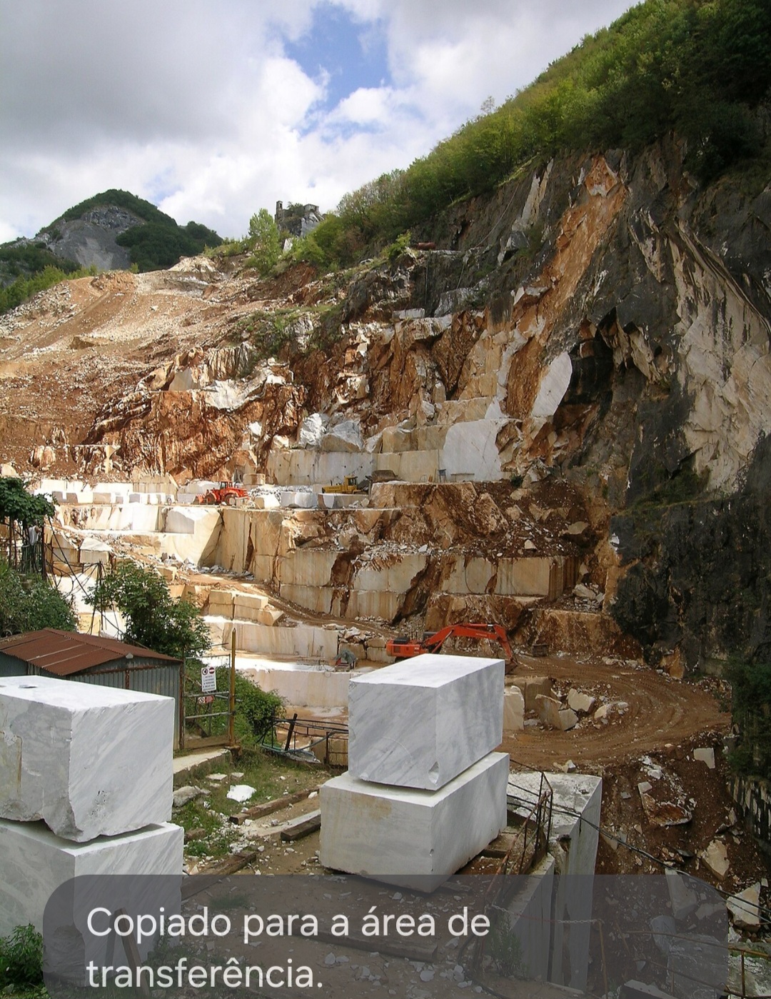 O mármore de Carrara é uma das pedras mais prestigiadas do mundo, extraído da região de Carrara, na Itália. Com tonalidade branca ou azulada e veios sutis, foi amplamente utilizado por artistas como Michelangelo e em construções icônicas. Sua qualidade e beleza fazem dele um material nobre na arquitetura e na escultura.

