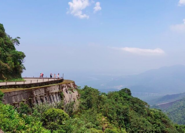 O Parque Caminhos do Mar conta com uma trilha de 8 km e um mirante com vista para as belas paisagens da Mata Atlântica.