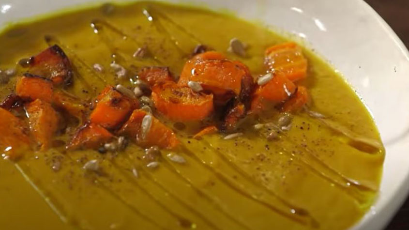 Sopa de cenoura: considerada por pesquisadores da gastronomia como uma das refeições mais antigas do mundo, a sopa, de maneira geral, é supostamente consumida desde a pré-história. Muito popular ainda hoje em dia, apesar de não ser o prato favorito nos restaurantes, ela apresenta força histórica e cultural para diversos países, como Portugal, Japão, Tailândia e Itália. A sopa/creme de cenoura é feita geralmente com o legume refogado com cebolas e alho, em seguida batido no liquidificador e servi