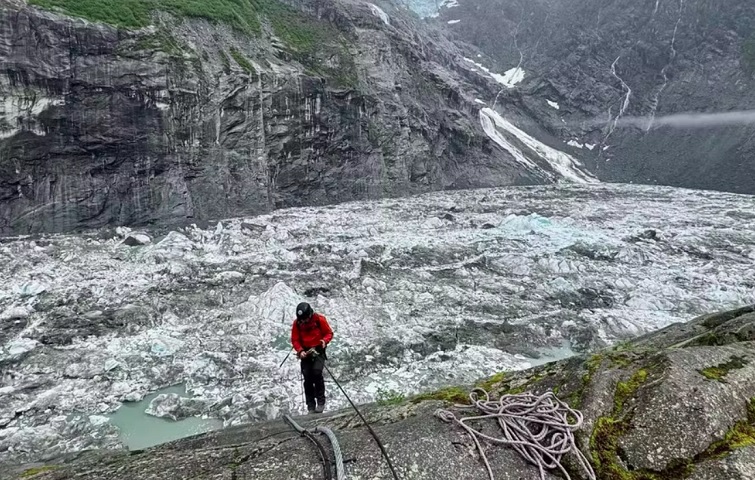 O Suicide Basin é uma bacia com água acumulada que se tornou uma marca do impacto da mudança climática na região.