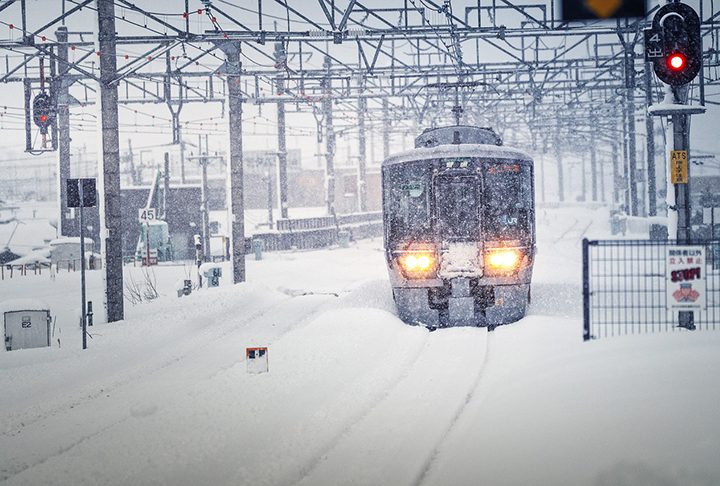 Além disso, após a passagem de um ciclone bomba, pode ocorrer uma onda de frio, com temperaturas muito baixas.
