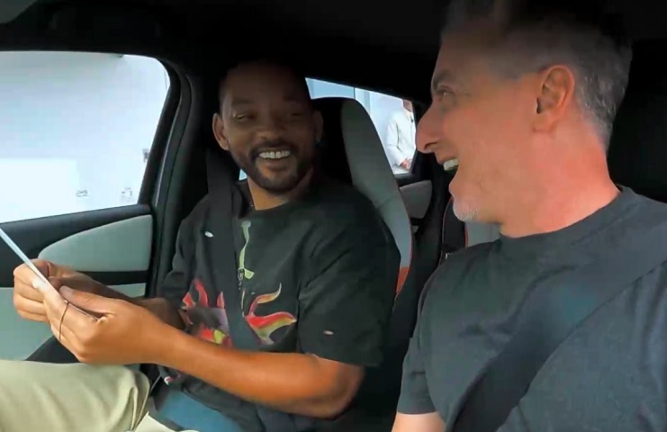 Fora do palco, Smith esbanjou simpatia durante sua estadia. Ele participou do quadro Vou de Táxi, no Domingão com Huck, no qual citou a caipirinha como sua primeira associação com o Brasil.