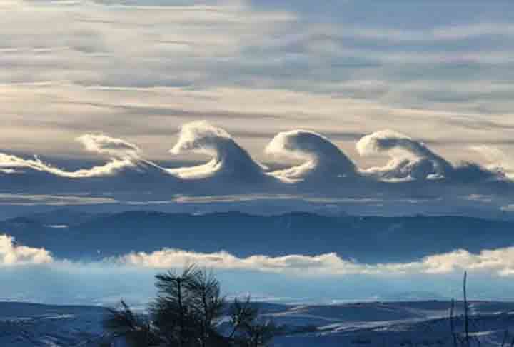 E um fenômeno muito curioso está entre as formações mais incríveis do planeta. Trata-se das Nuvens de Kelvin-Helmholtz.  Esse tipo de nuvem surge quando duas camadas de ar com diferentes densidades e velocidades se encontram. A camada superior, geralmente mais rápida e menos densa, rola sobre a camada inferior, criando as ondulações. 