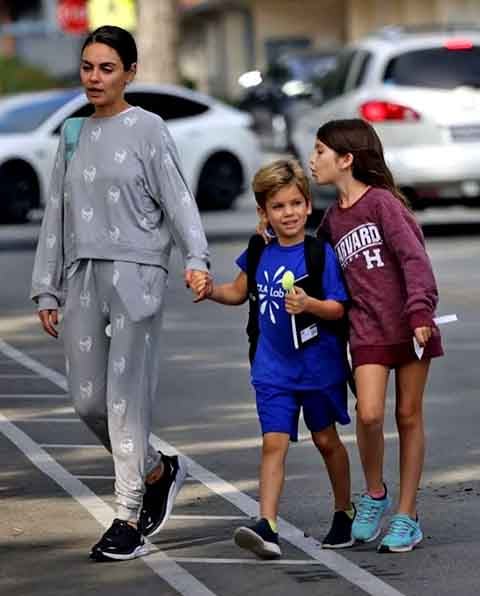 A família reside em uma fazenda em Los Angeles de estilo rústico e autossustentável que o casal apelidou de Kuku Farms - nome que junta as iniciais dos sobremos Kunis e Kutcher.  