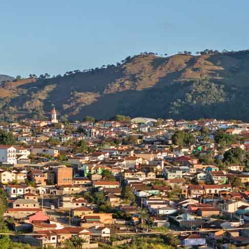 Caldas(1.140m)- A cidade é conhecida como estância hidromineral, por suas fontes de águas medicinais. Localizada em Minas Gerais, 340 km de BH, tem 14.200 habitantes. O balneário oferece opções terapêuticas em meio às belezas naturais da região. A economia de Caldas é baseada principalmente no turismo.