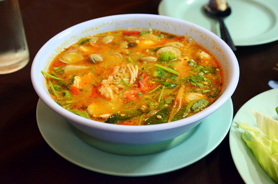 Tailândia - Tom Yum: Uma sopa picante e azeda, feita com pimenta tailandesa, capim-limão e camarão.

