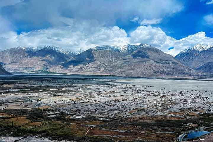 Regiões tropicais e zonas costeira têm mais nuvens devido à elevada umidade e ao movimento de ar ascendente. Exemplos incluem a Amazônia. A cidade de Manaus, por exemplo, é conhecida pela chuva frequente. 