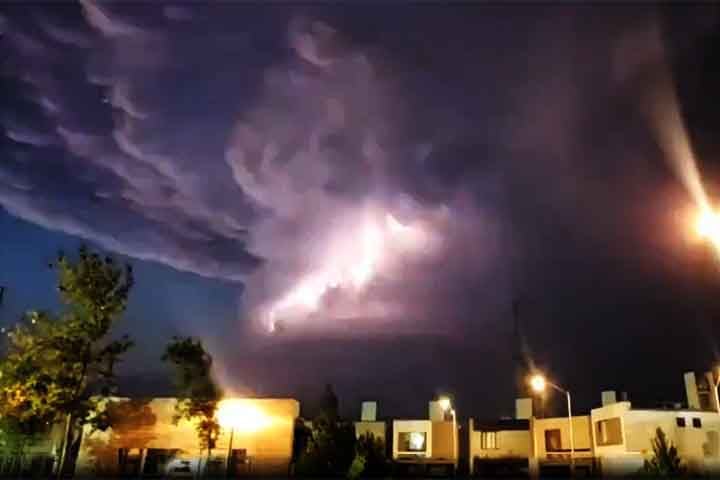 Os raios ocorrem principalmente em nuvens do tipo cumulonimbus, que possuem grandes diferenças de cargas elétricas entre as camadas superior e inferior. Descargas elétricas são liberadas quando a tensão excede o limite atmosférico, criando relâmpagos.