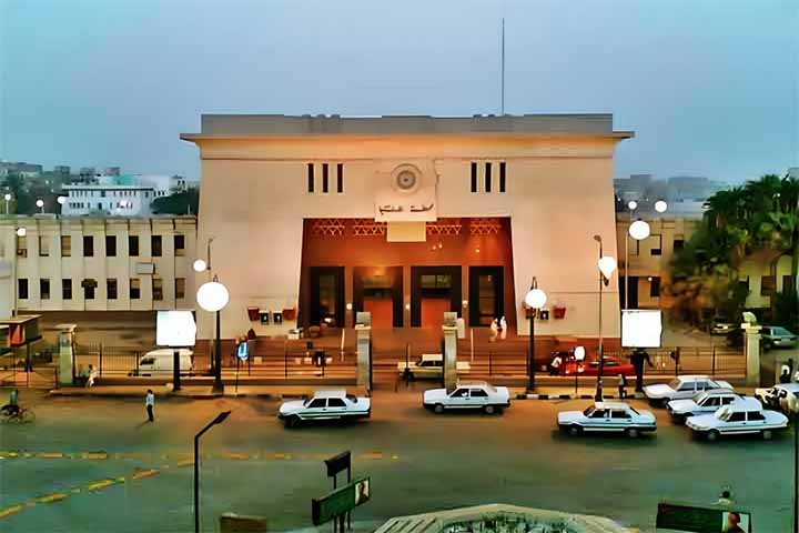 Na localidade há uma universidade, que leva o nome da província, e um centro de artes chamado Suzanne Mubarak, nome da viúva do ex-presidente do país Hosni Mubarak. 

