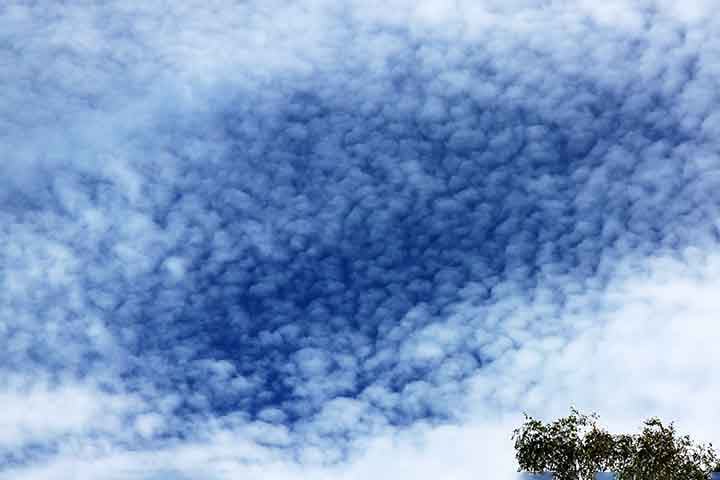 Cirrocúmulos - Formam-se em altos níveis e parecem flocos pequenos, como ovelhas no céu. São compostos por cristais de gelo, frequentemente dispostos em padrões regulares. Representam condições estáveis, sem chuvas.