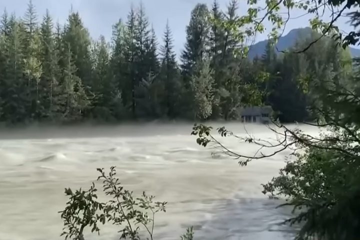 O fenômeno, conhecido como inundação por transbordamento repentino de lago glacial (GLOF, na sigla em inglês), liberou um volume massivo de água do Suicide Basin.