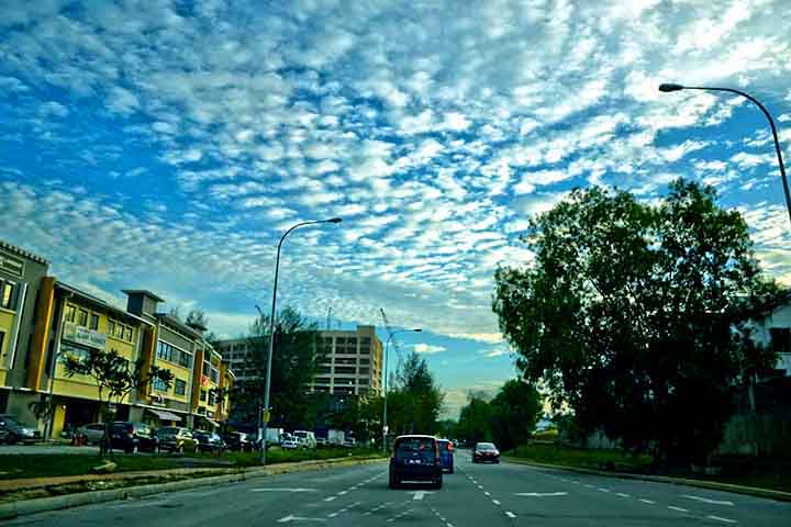 Altocúmulos -mSão nuvens médias em formato de blocos ou bolhas arredondadas que se agrupam, por vezes parecendo rolos ou camadas com espaços entre elas. Indicam mudanças climáticas próximas e podem surgir antes de tempestades.
