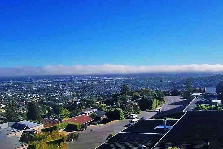 Estratos - Localizam-se em altitudes baixas, cobrindo o céu de maneira uniforme, como um nevoeiro elevado. São cinzentos e densos, bloqueando parcialmente a luz solar. Podem produzir chuviscos leves, mas normalmente não causam tempestades.