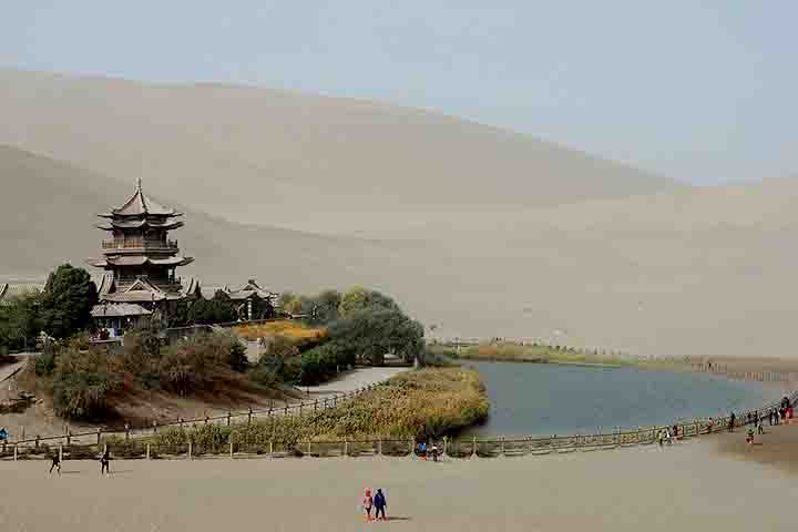 A província também é conhecida por sua multiculturalidade, com influências tibetanas, mongóis e muçulmanas, refletidas na culinária e nas tradições locais.