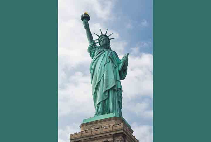 Sessenta anos após o presidente Calvin Coolidge ter oficializado a estátua como um monumento nacional, em 1924, ela passou por uma restauração multimilionária (incluindo uma nova tocha e uma chama coberta de folhas de ouro) e foi dedicada ao presidente Ronald Reagan em 4 de julho de 1986.