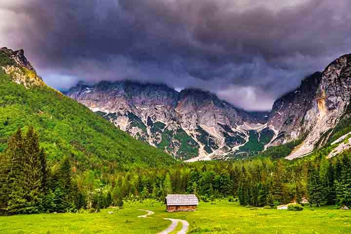 Nimbostratos - São nuvens espessas e escuras que cobrem o céu completamente em tons cinzentos. Estão associadas a precipitações contínuas, como chuva ou neve, que podem durar horas. Podem se estender desde níveis baixos até médios.
