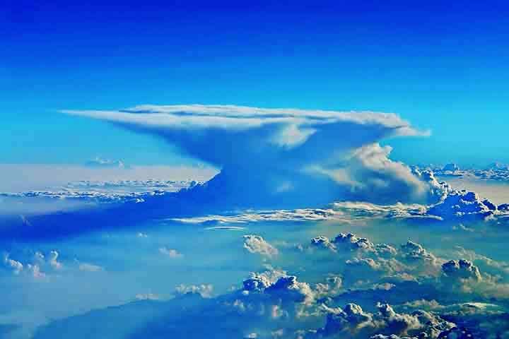 Cumulonimbus - São nuvens de grande desenvolvimento vertical, parecendo torres com topos achatados em forma de bigorna. Associadas a tempestades, raios, ventos fortes e até tornados. Podem alcançar altitudes acima de 15 km.
