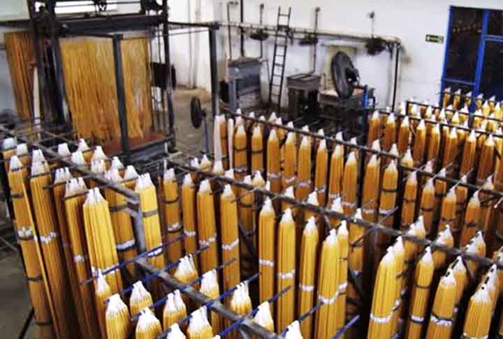 Já no século 20, a parafina, subproduto do petróleo, passou a ser utilizada na fabricação de vela também.
