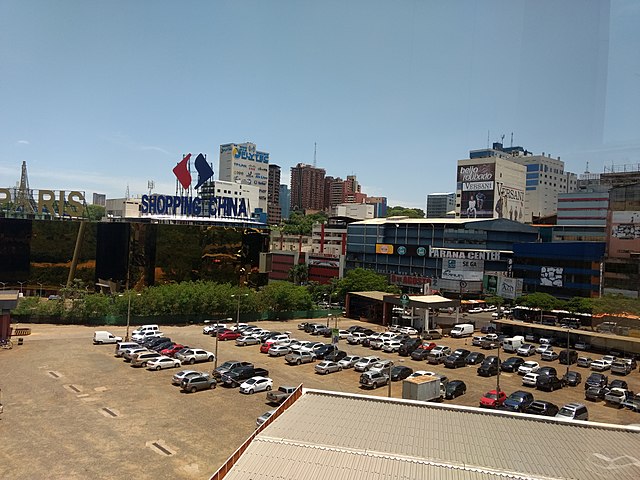 Ciudad del Este é a cidade procurada por pessoas que querem comprar produtos baratos para vender no Brasil.  São muitas lojas em shoppings com todo tipo de mercadoria.  