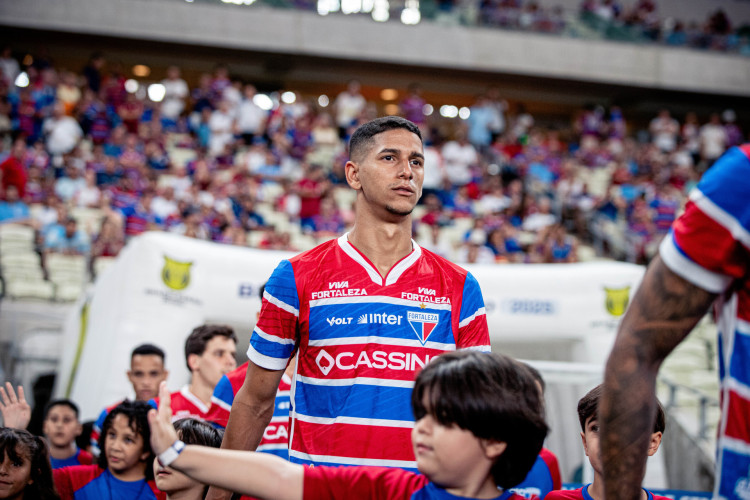 Zagueiro Gustavo Mancha no jogo Fortaleza x Mirassol, no Castelão, pelo Campeonato Brasileiro Série A 2025