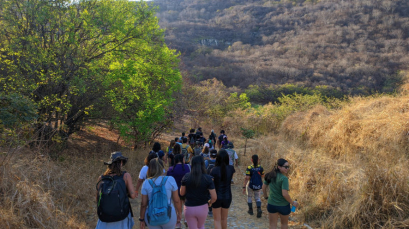 O período recomendado para trilhas no Quixadá é entre julho e agosto 