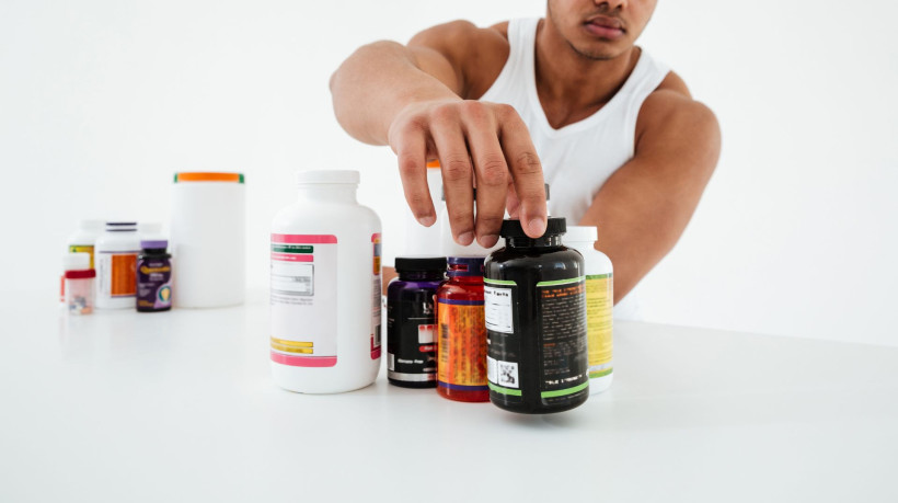 Suplementos alimentares irregulares apreendidos pela Anvisa: produtos apresentavam propaganda enganosa, ausência de registro e riscos à saúde dos consumidores.