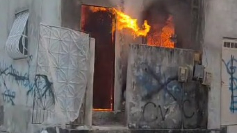Incêndio foi registrado no início da manhã desta quarta-feira, 27, na Rua dos Girassóis, no bairro Vicente Pinzón, de Fortaleza