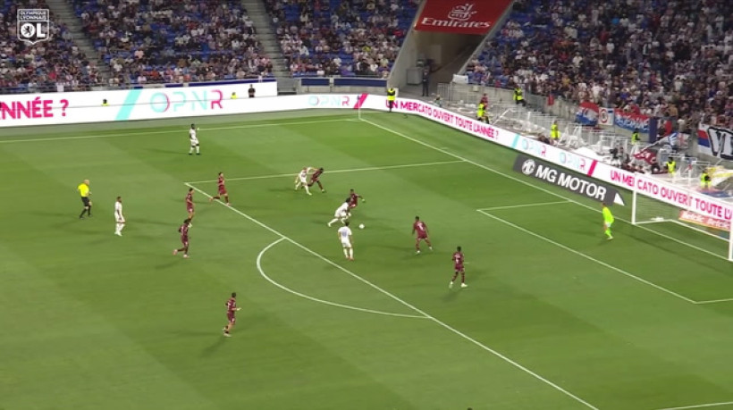 Fofana esbanja frieza para marcar golaço pelo Lyon