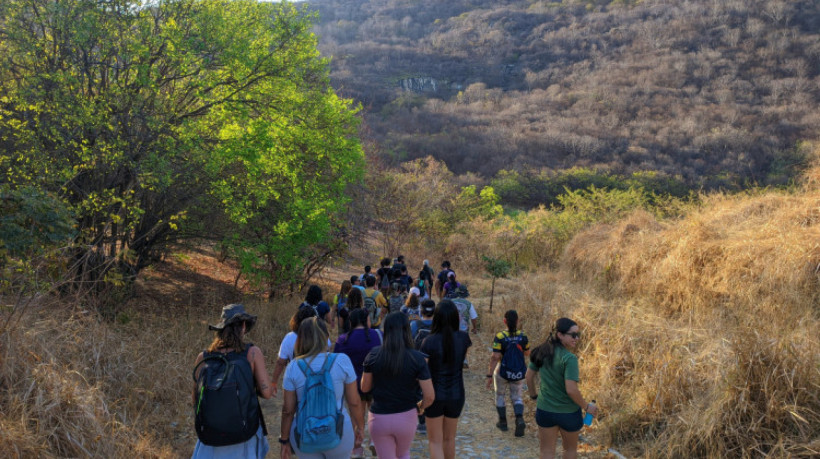 O período recomendado para trilhas no Quixadá é entre julho e agosto