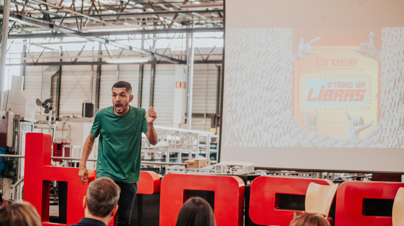 Humorista Waton Filho é um dos grandes nomes da comédia feita por surdos no Brasil 