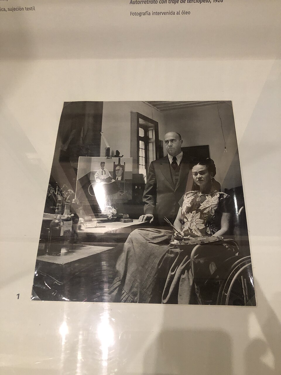 Na época da tragédia, Frida passou a desenvolver sua vocação artística, produzindo autorretratos graças a um espelho que sua mãe posicionou sobre a cama. 
