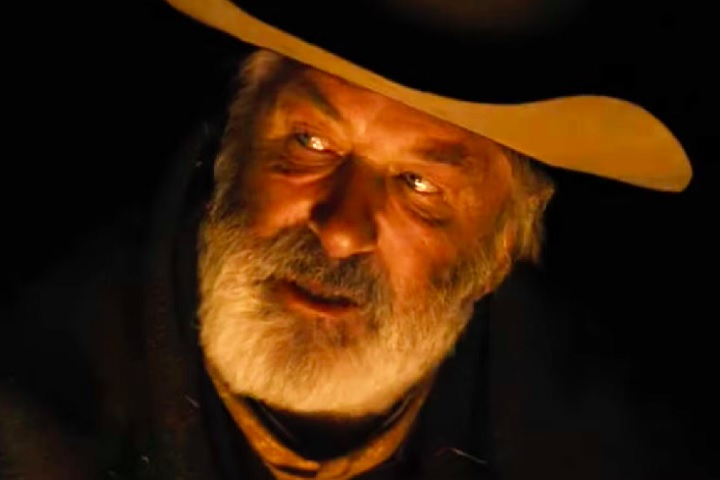 O primeiro trailer de Rust foi lançado no dia 26/03, mais de três anos após a tragédia. O longa, lançado em maio, se passa no Kansas da década de 1880 e acompanha um órfão condenado à morte que foge com seu avô, enquanto são perseguidos por um marechal e um caçador de recompensas. 