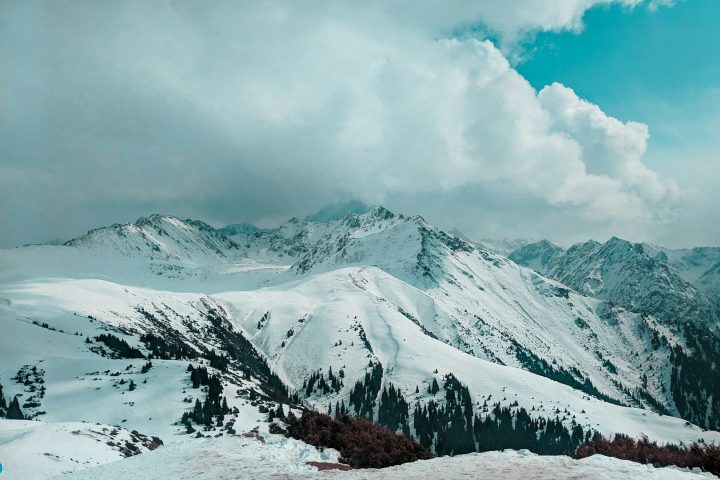 As operações de resgate foram dificultadas pelo clima severo, com temperaturas de -30°C e ventos de quase 100 km/h.