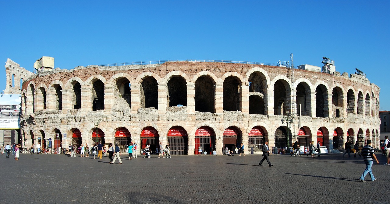 Os romanos criaram um anfiteatro com capacidade para 30 mil pessoas que hoje pode receber 15 mil. Trata-se da Arena de Verona, conhecida pelas monumentais produções de ópera que até hoje são realizadas no local.