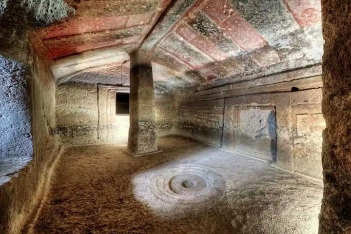 Já na região de Putifigari, a necrópole de Monte Siseri, a 850 metros de altitude, abriga S’Incantu, considerado um dos exemplos mais refinados da arte neolítica.