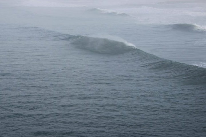 Uma formação rochosa submersa que fica a 5,3 km da costa de Jaguaruna, Santa Catarina, se tornou um atrativo para surfistas de ondas gigantes.
