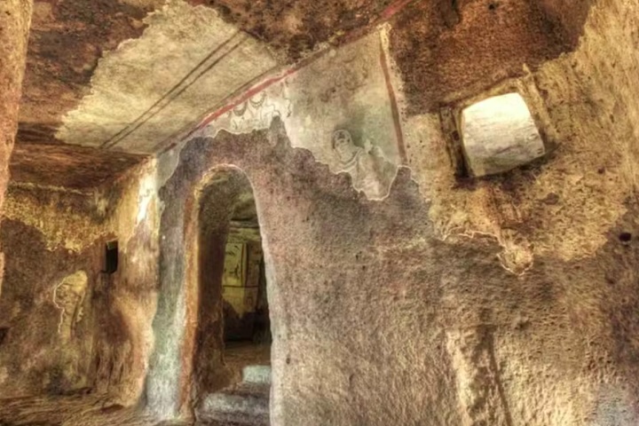 Eram necrópoles onde comunidades do Neolítico enterravam seus mortos com oferendas, recriando aspectos da vida cotidiana.