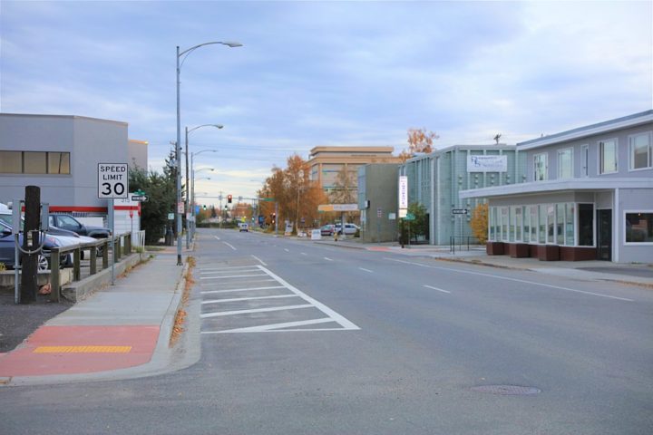 Apesar de seu tamanho, o Alasca é um dos estados menos povoados do país, concentrando a maior parte de seus habitantes em cidades como Anchorage, Fairbanks e Juneau.