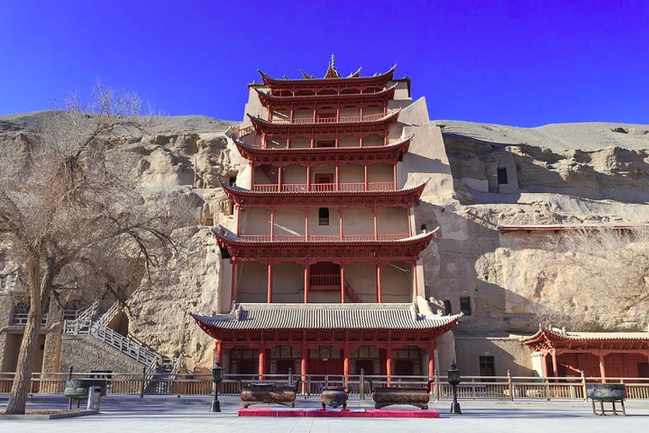 Outras cidades como Dunhuang abrigam tesouros arqueológicos, como os Templos dos Mil Budas e as Grutas de Mogao, famosas por seus afrescos e esculturas budistas. 